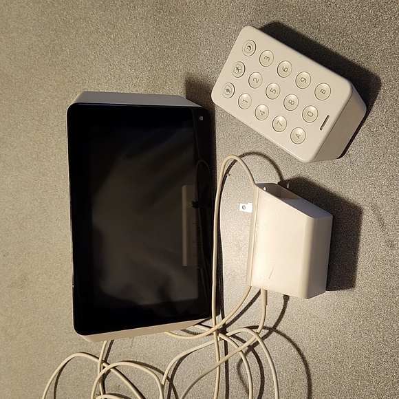 Xfinity home security hub, key pad & camera - Picture 2 of 8